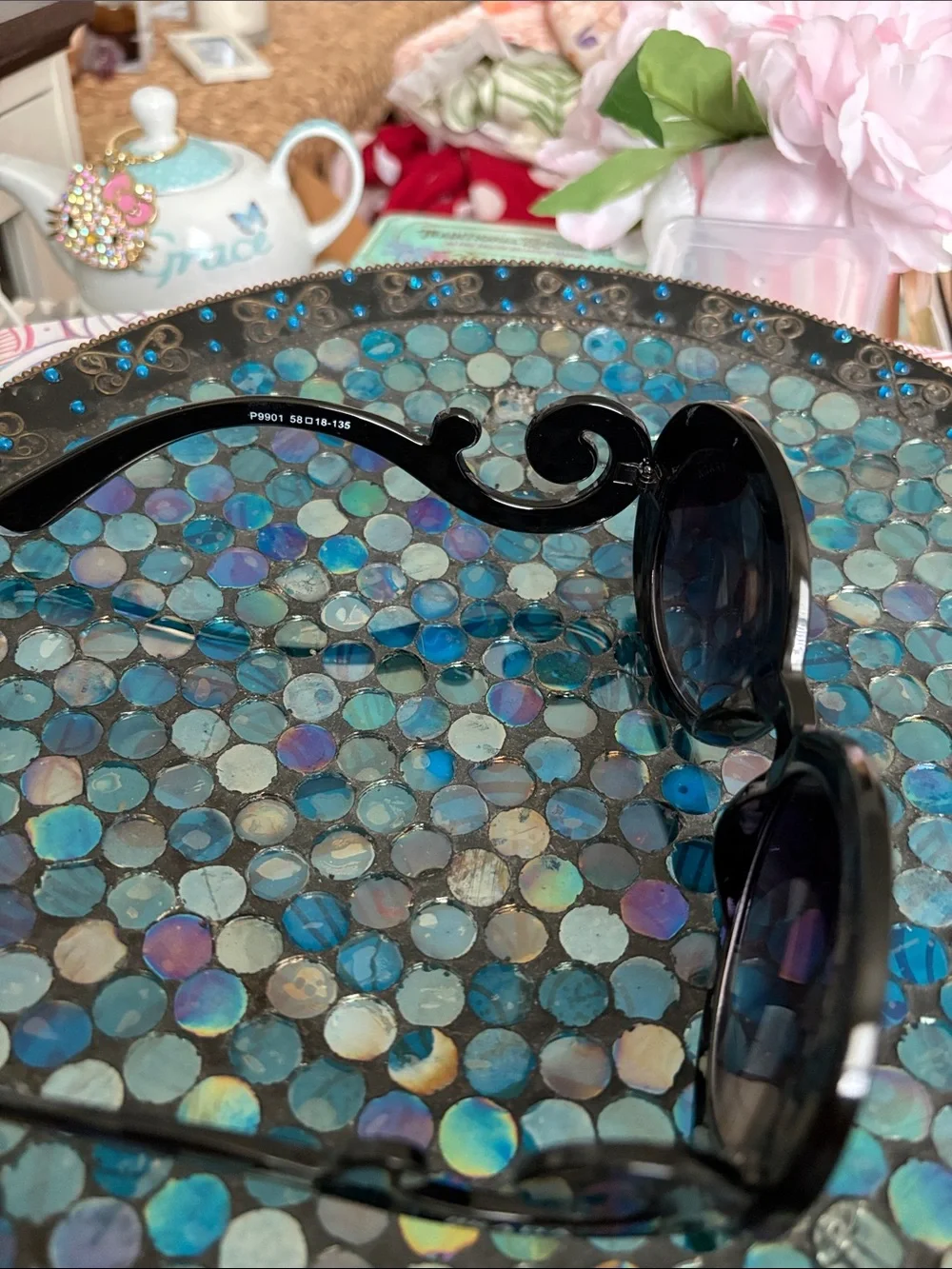Black Round Women's Sunglasses - Classic Fashion Accessory
